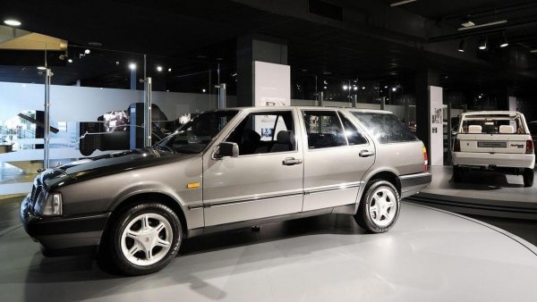 Произведена от Pininfarina, тя крие под капака си не обичайния V6 от върховия модел на Thema, а V8 с 32 клапана и 215 конски сили, взет от Ferrari 328 GTB.
